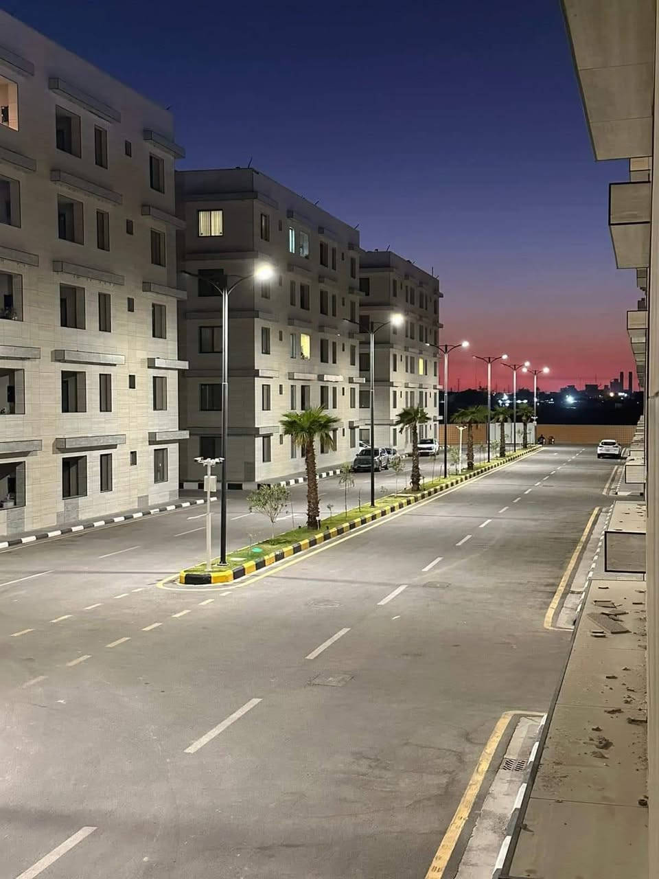 شقة للبيع في مجمع الزهراء السكني – مؤجرة حالياً مبلغ الإيجار 700 الف

⸻ 

فرصتك تملك شقة بموقع استثنائي في مجمع الزهراء السكني على طريق معسكر الرشيد – وقبالة مشروع غابة بغداد المستدامة الجديد! 

📍 الموقع: مجمع الزهراء – طريق معسكر الرشيد

🏢 الطابق: الثالث – طرفية-- بناية رقم A5

📐 المساحة: 160 م²

📌 الحالة: مؤجرة

💵 السعر:  138 مليون + قرض عقاري (مدة القرض 20 سنة، واصل 24 قسط، القسط الشهري 548 ألف دينار) 

تتكون من:

• 3 غرف نوم

• صالة واسعة

• مطبخ

• 2 حمام

• منظومة تبريد وغاز متكاملة

• طابو الكرادة 

مميزات الموقع:

✅ موقع خدمي راقٍ جداً

✅ بيئة مثالية للعوائل

✅ شقة مشمولة بالقرض العقاري

هاتف ***********
