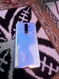 نوت٨ برو • ١٢٨ • سماعة واقفة