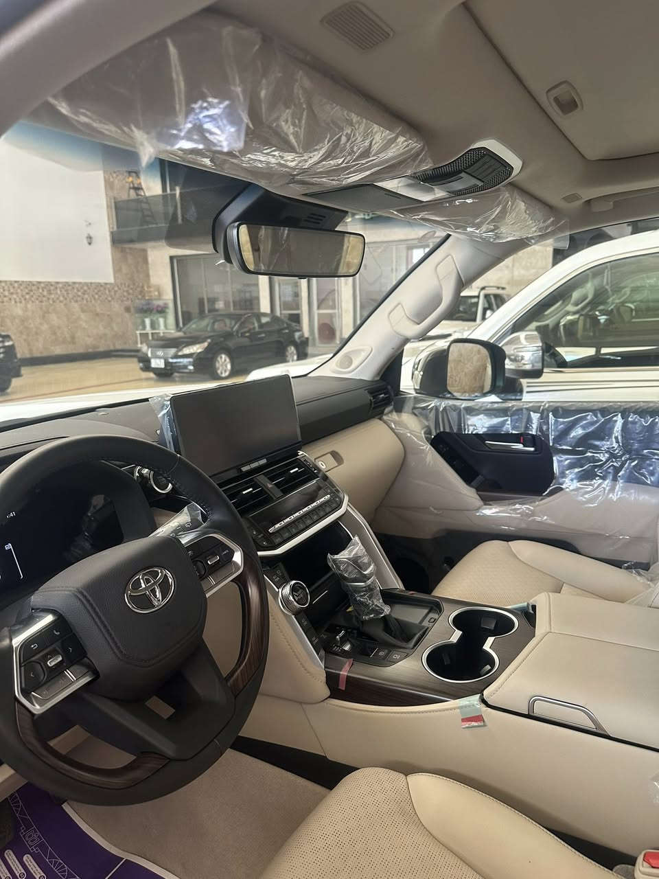 سلام عليكم لاندكروز موديل 2025 VXبريميه لمتد فول بوب شفط زيرو السيارة الاستفسار اكثر اتصال *********** عنواني بغداد السعر جوه سوك
