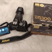 كامرة نيكون D5300 Wi-Fi  ملحقاتها رام 16 كيكا زوم 18 _55 شاحنه بطارية ...