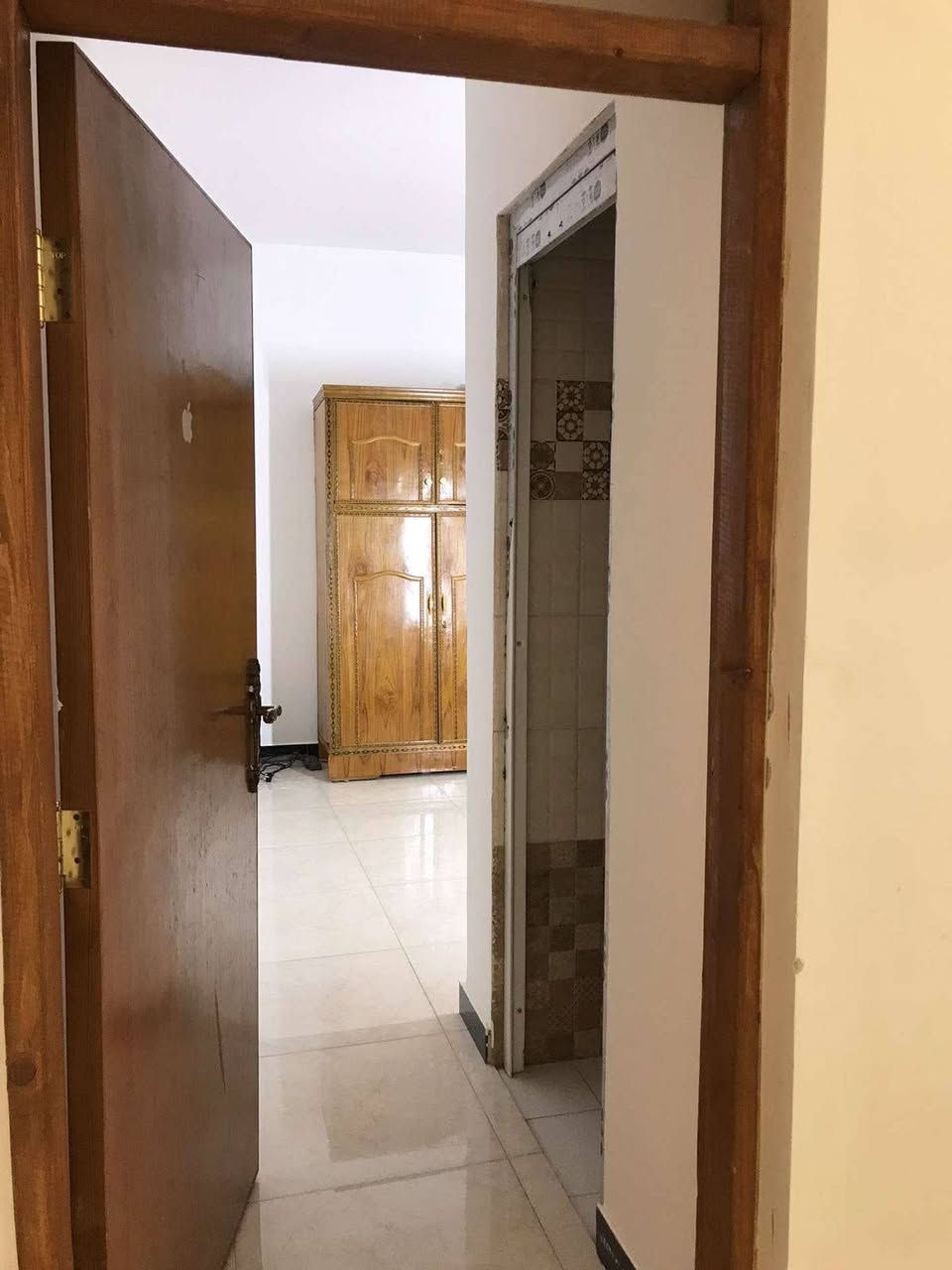 بيت ١٠٠ متر ثلالث طوابق الغرف نظاف فندق سويتات معزوله اربع غرب نوم استقبال مطبخ معزول وصاله مناور عدد ٢ البيت جاهز وكامل من كلشي المنطقه خدمات كامله ماء مجاري كهرباء تبيلط العنوان قرب سيد هاشم الاتصال على الرقم *********** واتساب

