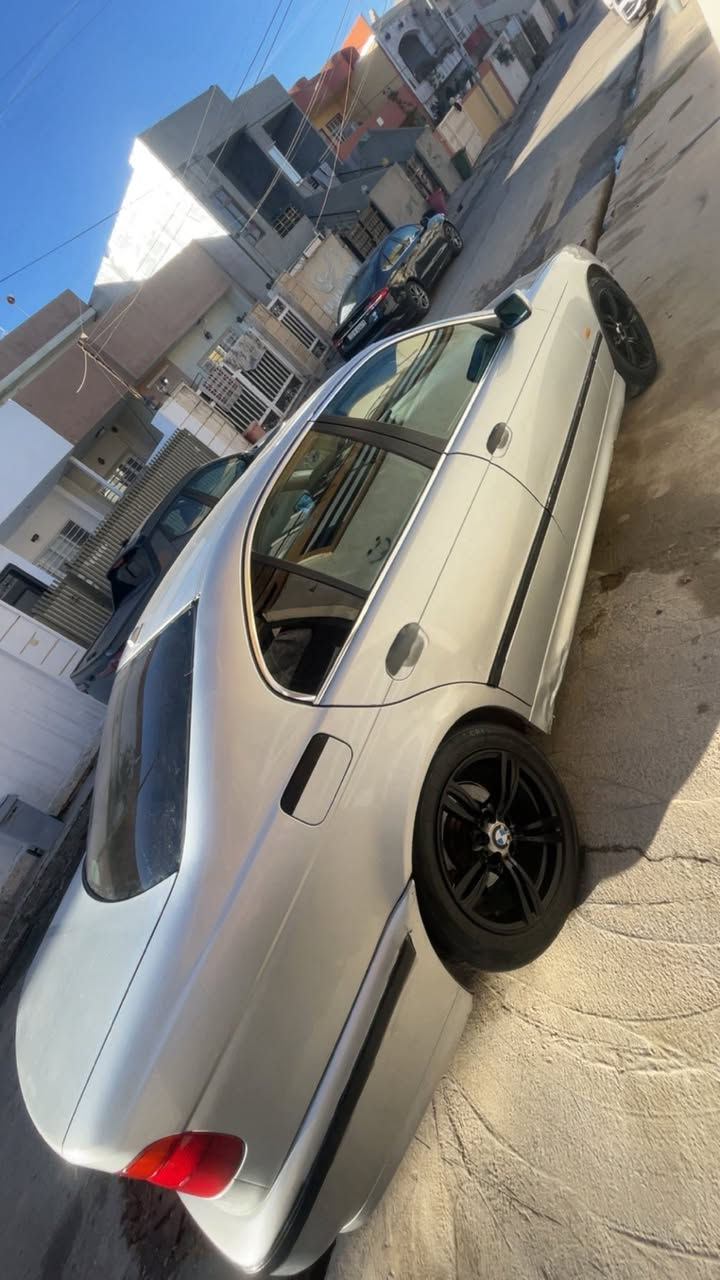 موديل 1998  رقم اورپي مه نفيست اسلي شرت بدون سوبخ بدون دعم . گيرو محرك شرت  ٥٢٥.  توماتيك عادي و سپورت.  و سعر ٤٥بيً مجال ***********
