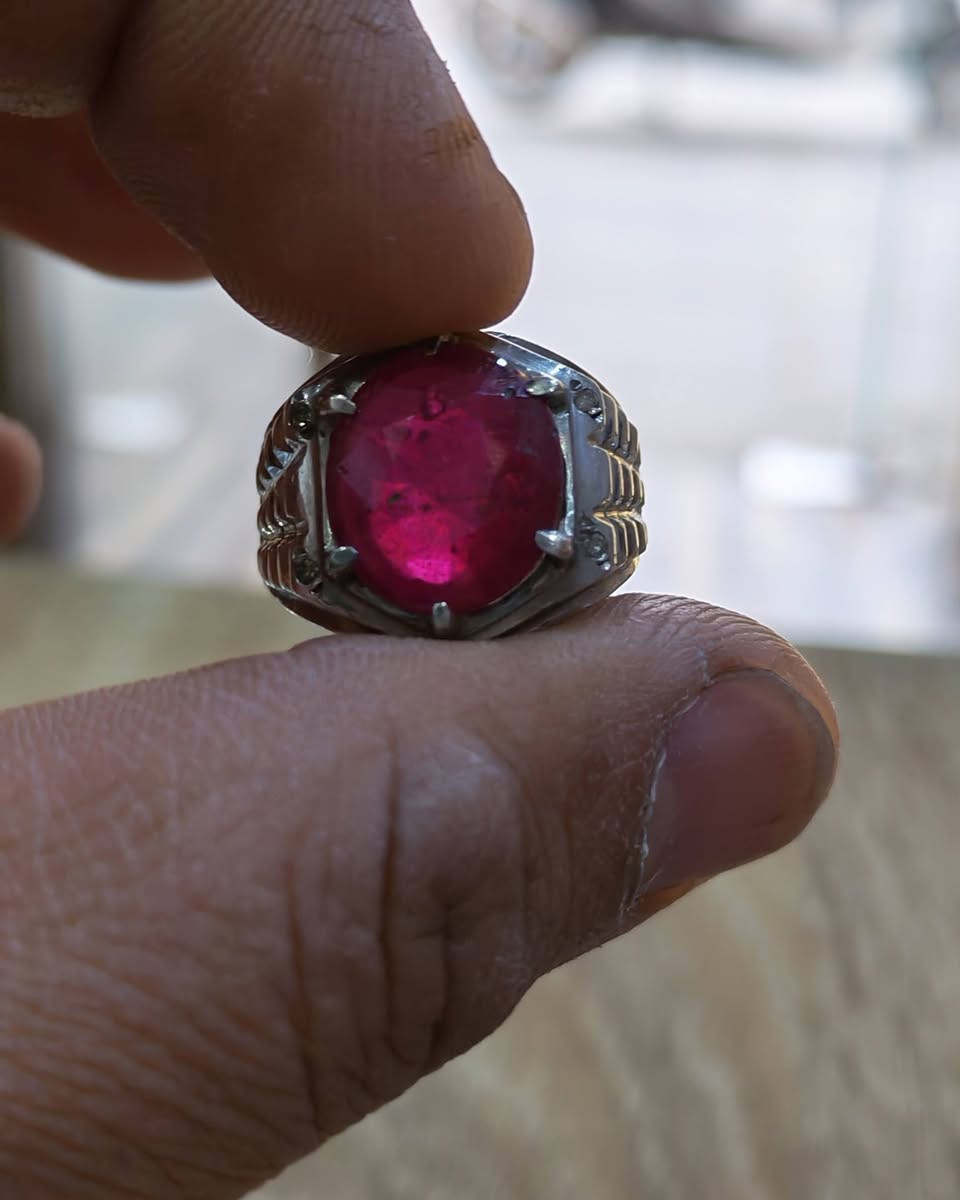 ياقوت أفريقي صياغة  VIP تطعيم  ماس السعر 100 قفل بدون عملة وزن الخاتم 15غرام 
*********** بغداد توصيل موجود
