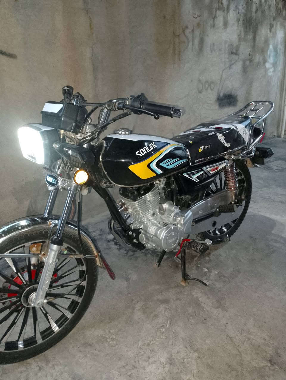 سيفان 24شكل 25للبيع كفالة عام.  بلاد مناقصهة.  اي شي ممتعوبة.  شرط.  725وبيهة مجال بسيط.  مكاني بلدروز شارع المسعودية. ***********
