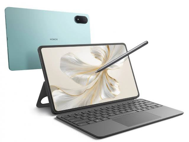 للبيع: Honor MagicPad 2 (مستعمل أخو الجديد)
المواصفات التقنية:
 * المعالج: Snapdragon 8s Gen 3.
 * الذاكرة: 256 جيجابايت.
 * الرام: 12 جيجابايت.
 * الشاشة: OLED بمقاس 12.3 إنش، دقة 3K، تردد 144Hz.
 * اللون: أبيض رخامي (Moonlight White).
 * النظام الصوتي: 8 سماعات تدعم تقنية IMAX Enhanced لتجربة سينمائية متكاملة عند مشاهدة الأفلام أو الاستماع للموسيقى.
الملحقات المتوفرة:
 * القلم الأصلي الخاص بالتابلت.
 * الكيبورد الأصلي.
 * الشاحن الأصلي (يدعم الشحن السريع 66W).
 * الكرتونة وكافة الملحقات الأساسية.
الحالة: مستعمل (أخو الجديد) ونظيف جداً.
السعر: 600,000 دينار عراقي.
المكان: بغداد - الدورة.
للتواصل: ***********
