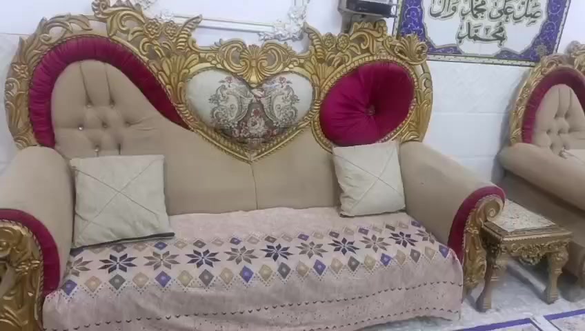 تخم ١٠ مقاعد نضافة ٨٠ بالمية ضرر بسيط رجل وحدة مكسورة وهذة الشك الصغير البين بالصورة السعر ٤٠٠ وبي مجال المكان بغداد الشعلة للتواصل خاص او عل الرقم بي واتساب ***********
