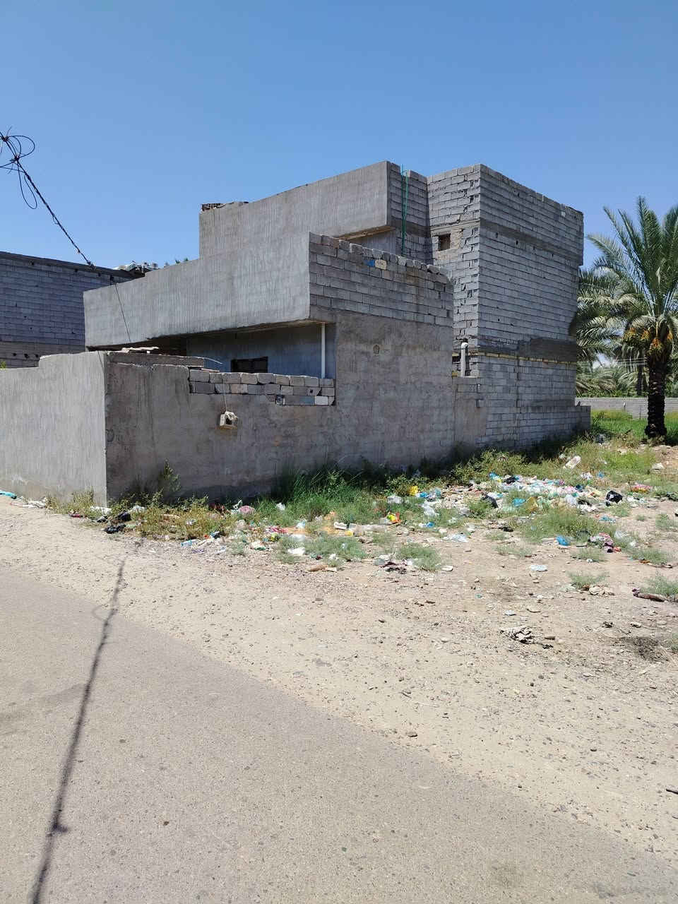 السلام عليكم دار للبيع المساحة الكلية ٢٠٠ متر يحتوي على ٣ غرف نوم+استقبال +مطبخ +هول حولي فوك وجوه العنوان بغداد الراشديه قرب جامع الرقيب الاستفسار أكثر ع الرقم ***********
