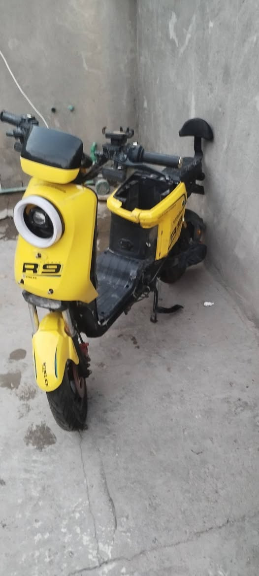 دراجه للبيع R9 قبل شهرين طالعه من الوكيل وسوت حادث مثل ما موضحه بل صوره الدراجه للبيع هيه قراضه بلادي للتواصل على الرقم ***********
