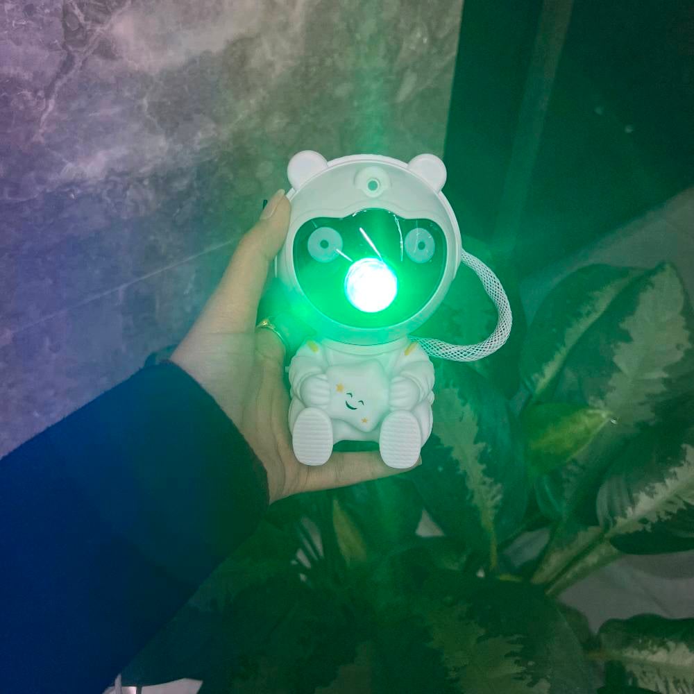 هذا بروجكتر إضاءة على شكل دمية لطيفة، يوفر تأثيرات ضوئية مذهلة تضيء الغرفة بألوان متعددة وبتصاميم مختلفة مثل النجوم والسحب. مثالي لتحويل أي غرفة إلى فضاء مبهر أو لإضفاء جو مريح وممتع لجلسات الاسترخاء أو المناسبات الخاصة. تصميمه جذاب وسهل الاستخدام ويمكن وصله بالكهرباء.