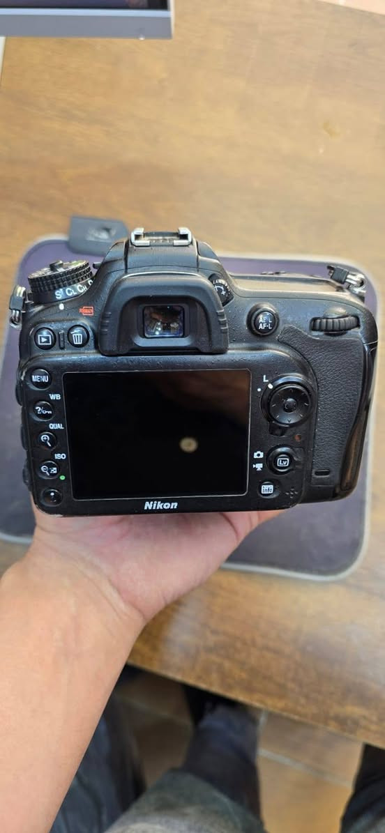 كاميرا نيكون موديل D7100 
مع عدسة 18-140
مع كامل ملحقات حقيبة ورام وحزام وبطارية وشاحنه
نظافة90%
السعر #٥٢٥الف  والتوصيل مجاني
للتواصل واتساب *********** او مراسلة الحساب
