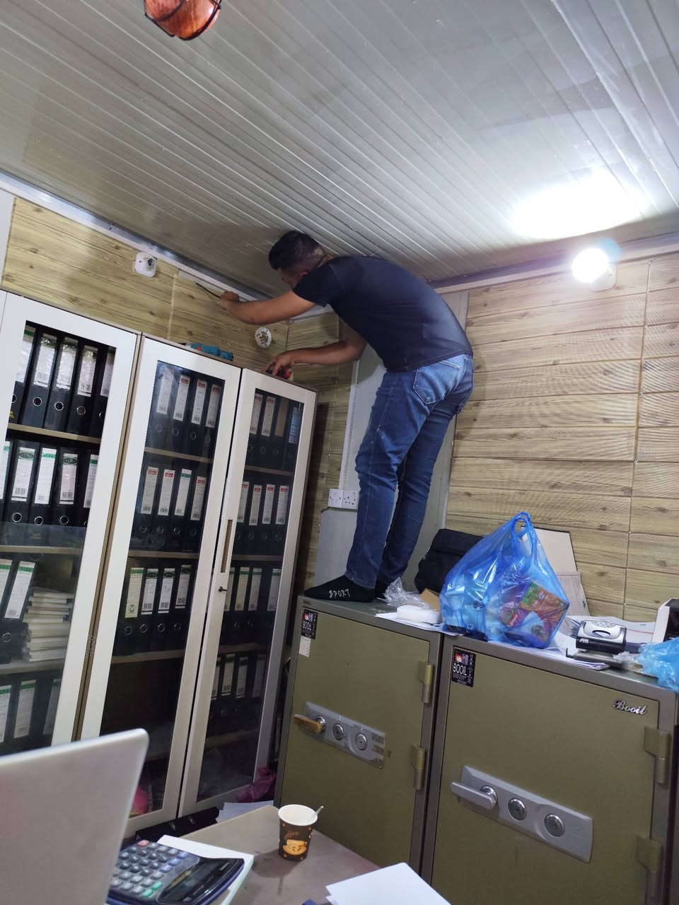 "بيتك في أمان.. بين يديك!" 🏠�
"هل تساءلت يوماً كيف تجعل منزلك أكثر ذكاءً وأماناً؟
في Hawk eye technology، نحن لا نبيع مجرد كاميرات، نحن نمنحك 'راحة البال'.
​بصفتنا متخصصين في هندسة أنظمة المراقبة والسمارت هوم، نوفر لكم حلولاً متكاملة تشمل:
✅ تنصيب كاميرات المراقبة بدقة عالية (داخلية وخارجية).
✅ أنظمة المنزل الذكي (Smart Home) للتحكم بالإضاءة والأجهزة عن بُعد.
✅ صيانة احترافية للشبكات وكافة الأنظمة الأمنية.
✅ حلول تقنية مبتكرة تناسب احتياجات منزلك أو محلك التجاري.
​نحن في كربلاء، ومستعدون دائماً لتقديم الاستشارة الهندسية الصحيحة لحماية عائلتك وممتلكاتك.
​💡 هل تحتاج لاستشارة؟
تواصل معنا عبر رسائل الصفحة، أو اتصل بنا مباشرة على الرقم: 009647735010881
#Hawk_Eye_Technology #كاميرات_مراقبة #كربلاء #سمارت_هوم #أمان #هندسة


**إذا كنت صاحب هذا الإعلان وتريد حذفه لأي سبب، رجاءا أرسل رسالة إلى الدعم الفني**