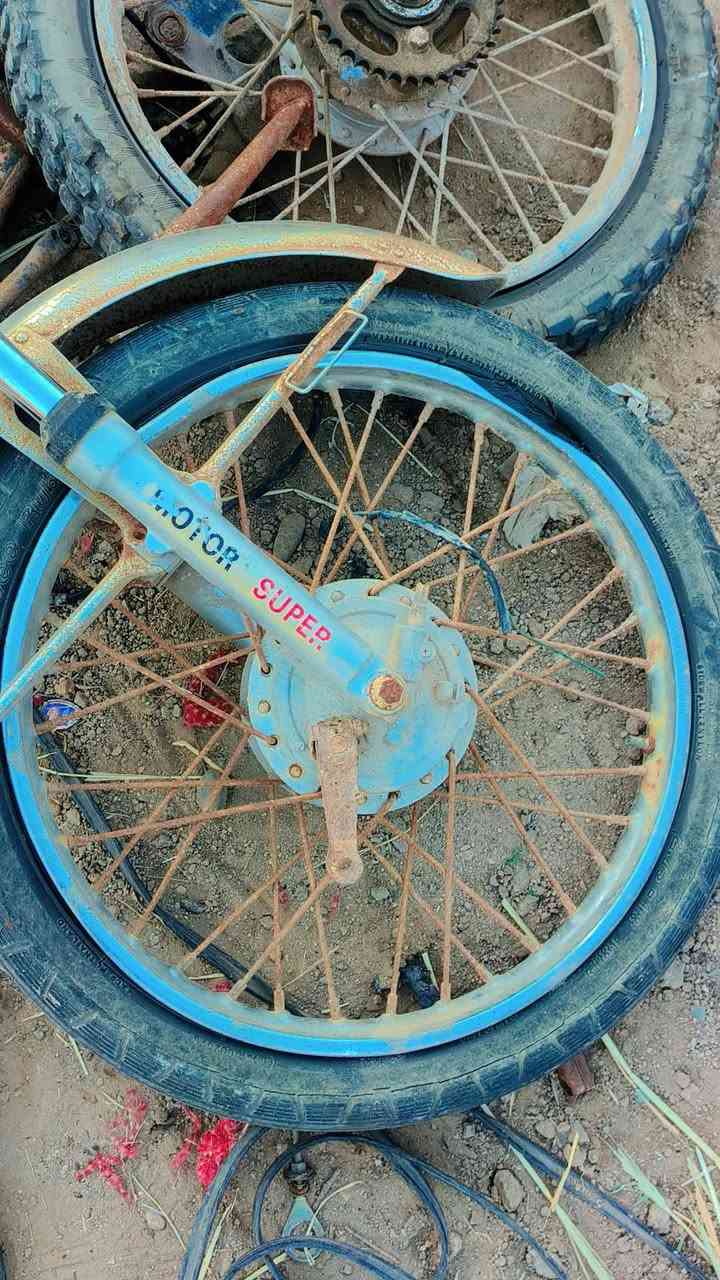 سلام عليكم
غراض دراجه كامله 
1.مكينه
2دبلات
3. تايرات +اوياله نضيفات
4.زنجيل
5 . ماشه
6.صرنصه 
7.دبلات
غير لي ماذكرتهن مناسبات شباب 
سعر خاص 
***********
المكينه ابيع كوم حديد .
