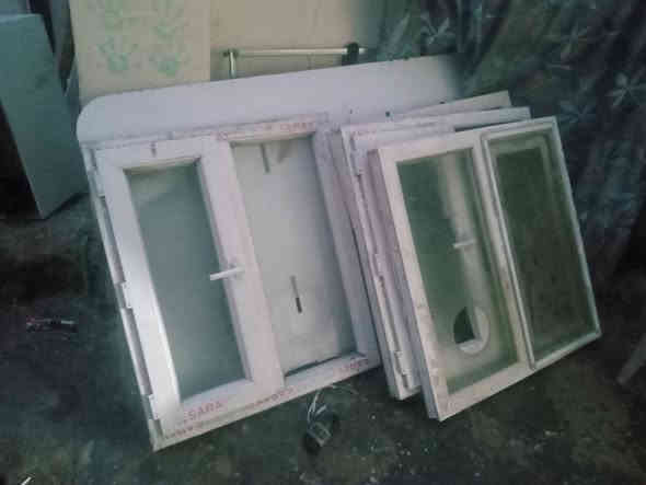 السلام عليكم من رخصه الادمن للبيع سندويج عدد ١٧ طول الوحده ٣ متر سعر المتر ٦ الاف جداري مع زوايه مع بوب وشبابيك BVC مكان المسيب صوب البوحمدان ***********
