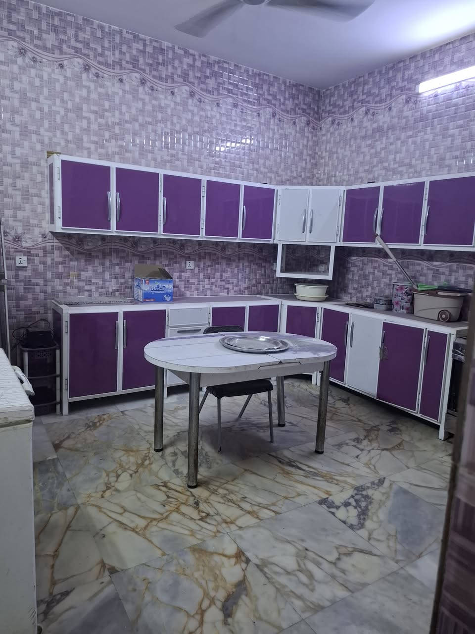 دار للبيع 100 متر طابو واجهة 5 ونزال 20 ، بناء سنة 2016 ، في بغداد / منطقة البلديات ( UN ) ، بأسمي . البيت فارغ ، جاهز للسكن .

اقرب نقطة دالة صيدلية الشفاء العالمية .

داخل فرع عرض الفرع  10 م .

الطابق الارضي يحتوي على ( صالة ، حولي ، درج دائري ، خدمات ،منور ،  مطبخ ) ، الارضية مرمر .

الطابق الاول يحتوي على ( غرفة نوم كبيرة ، درج دائري كرانيت / و محجر المنيوم ، خدمات ، غرفة ثانية كبيرة ) ، والارضية مرمر .

الطابق الثاني يحتوي على ( بيتونة كبيرة ومخزن ) ، والارضية مرمر ، السطح مطبك شتايكر .

الابواب الخارجية حديد ، والابواب الداخلية خشب صاج ، الشبابيك حديد .

السعر 325 مليون ديناؤ عراقي بيه مجال بسيط

للاتصال واتس اب ***********
