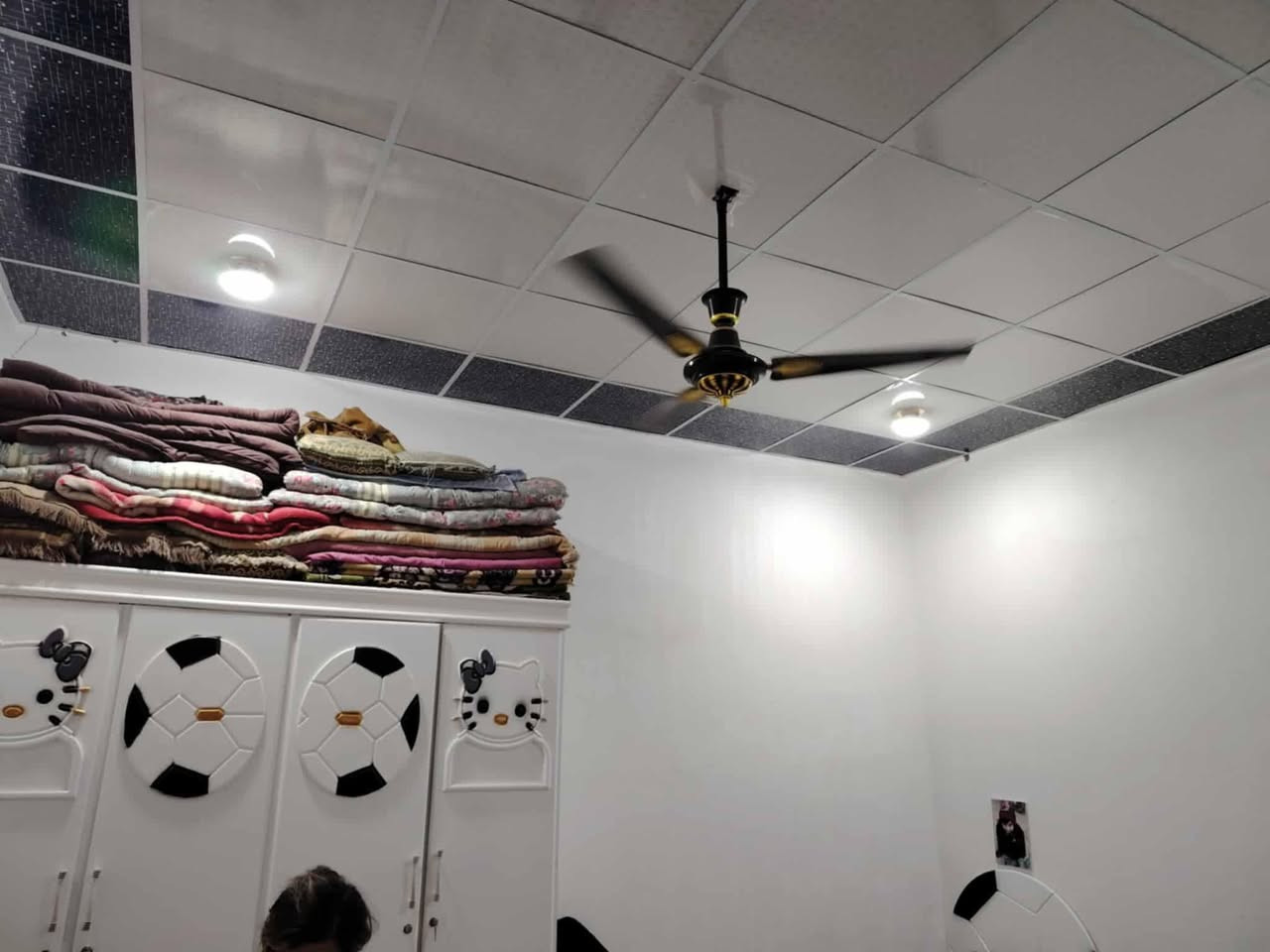 بيت 200زراعي غرفتين وصاله ومطبخ وديوانيه وصحيات داخليه وخارجيه عكاده سقف ثانوي ارضيه بورسلين عرض الشارع عشرامتارشارع الفرن سبل الثاني بيه وصل تطويب للاستفسار***********
