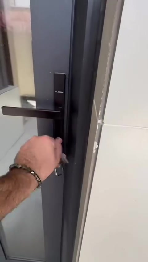 السلام عليكم بيتين كل بيت مساحه ١٥٠ م البيت الواحد بي ٥ غرف نوم ماستر او ٧ حمامات الموقع بغداد الجادريه للإيجار السنوي 30 الف للتواصل ***********
