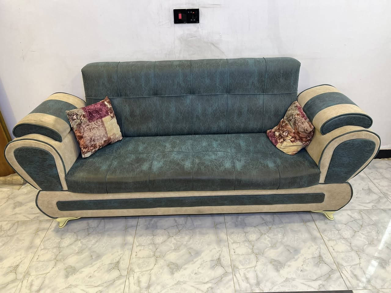 للبيع تخم 🔟 مقاعد للئمانه تخم نضيف كلش 
سعر 400 وبي مجال بسيط
رقم ***********
