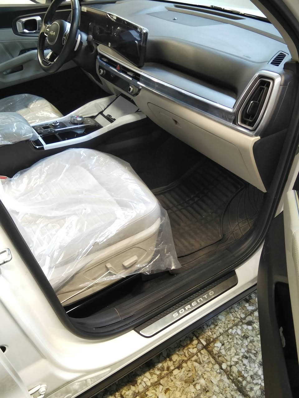 السلام عليكم سورنتو موديل 24 خليجي مكفولة كفالة عامه
مواصفات معروفة 
محرك 6 سلندر ماشيه 18
ويل 19 
رقم بغداد الجديد بأسمي 
مكان السيارة بغداد 
الاستفسار ***********
