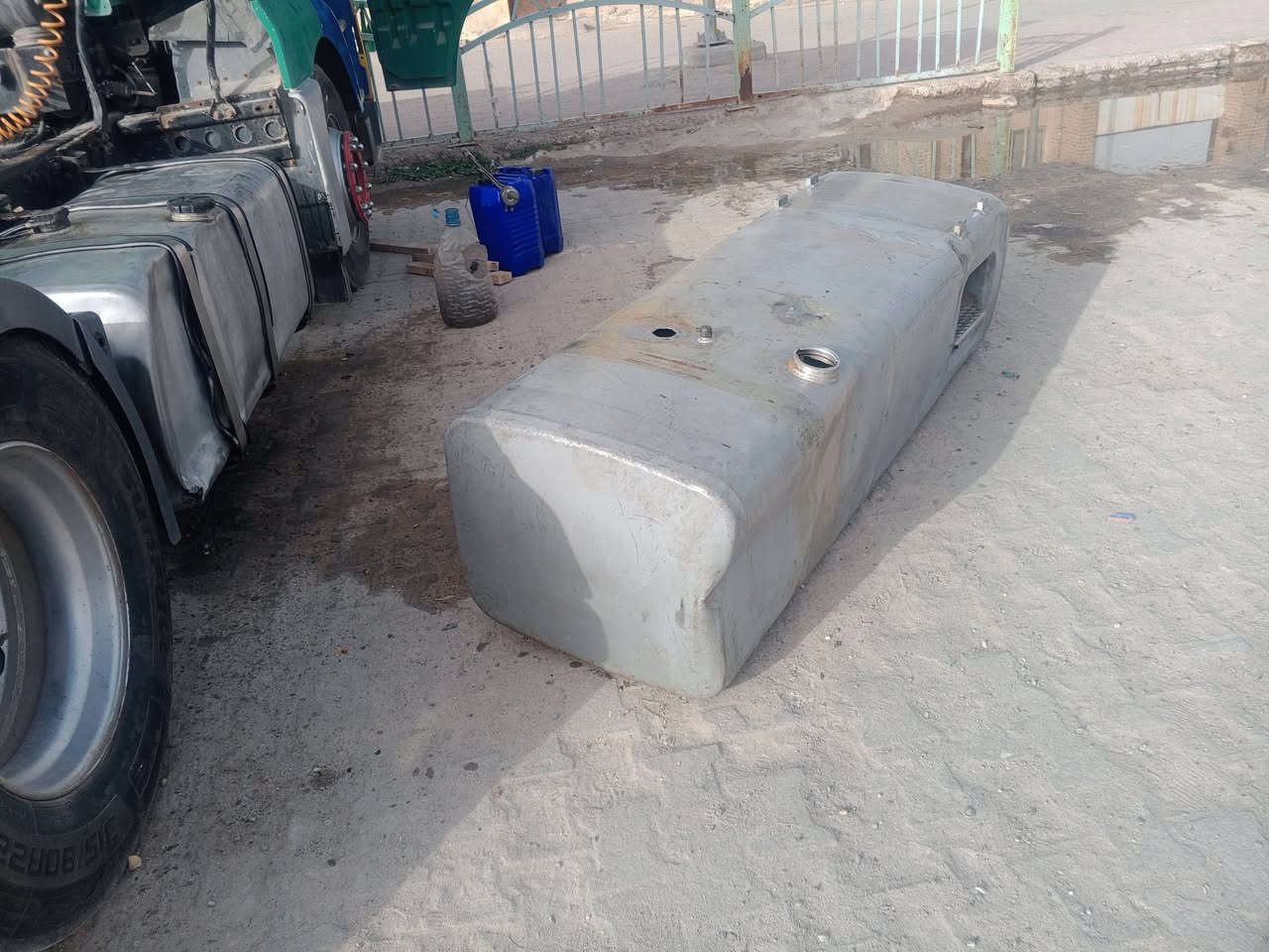 تانكي گاز كبير مال مان للبيع بدون قواعد كما موضح بالصورة السعر 3ورقات إذا مراوس بتانكي زغير مال مان للاستفسار ***********
