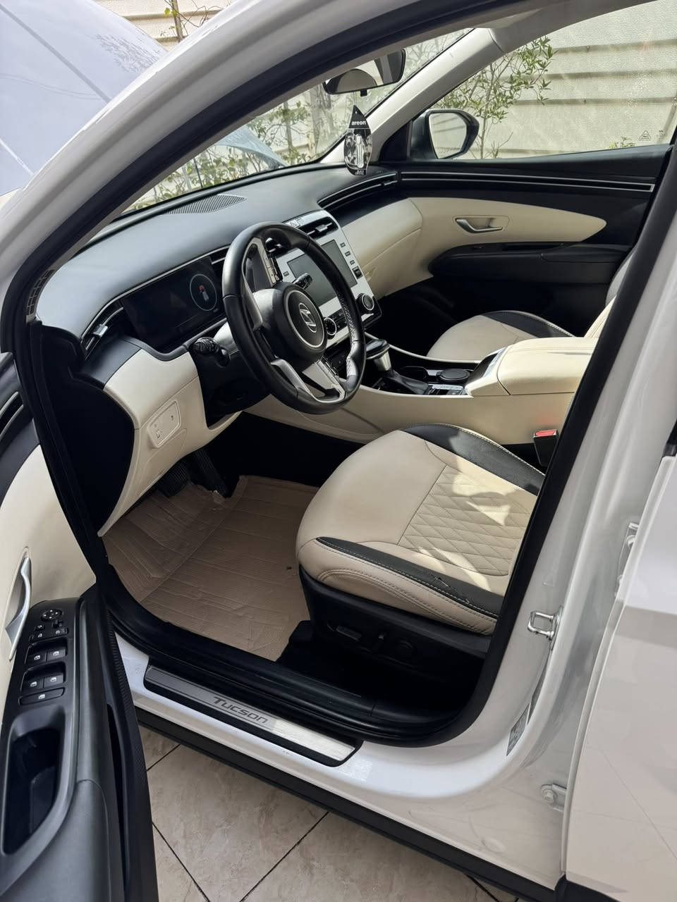 توسان ٢٤ خليجي رقم بغداد ماشيه ٣٣     ألف كم مواصفات خليجي معروفه كامره خلفيه وحساسات امامي وخلفي ترحيب مري شفط كشنين كهرباء داخل اوف وايت مرغوب كير محرك ع بلاد سياره كله ع بلاد كميكانيات فقط بيه بارد جوه رقم خلفي  شراي يتصل ع *********** مكانه شارع فلسطين والسعر ٢٠٩ بيه مجال بسيط وبالعافيه ع ياخذه
