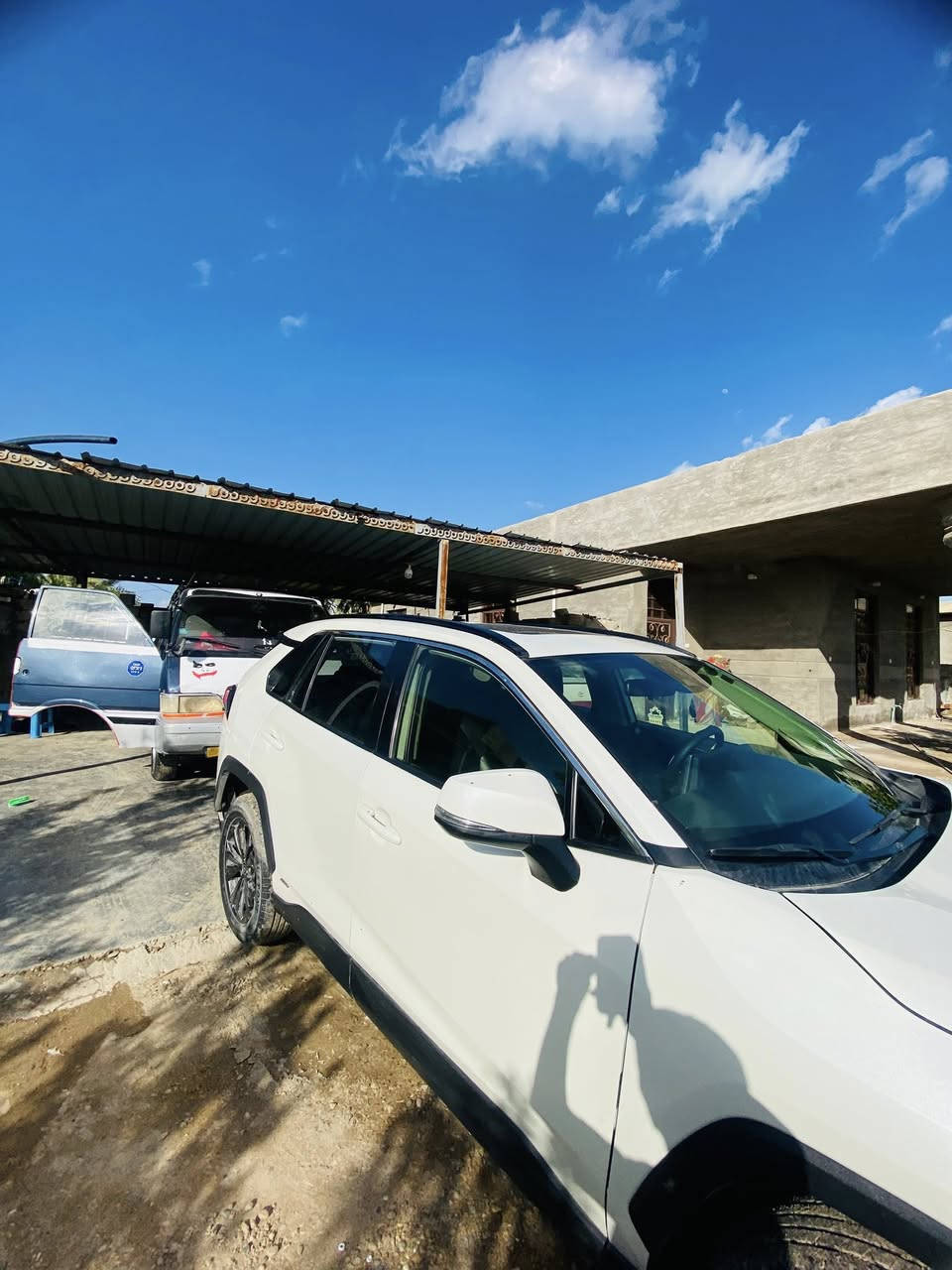 السلام عليكم 
للبيع راف فور مو محور رقم دولي أربيل موديل 22هايبرد وارد امريكي حادث جاملق وباب المامي مصبوغات ولباب لخلفي مبدل اصلي فول مواصفات بصمه تشغيل فتحه الستفسار ***********/075199753ِ السكن بغداد ابو غريب خان ضاري
