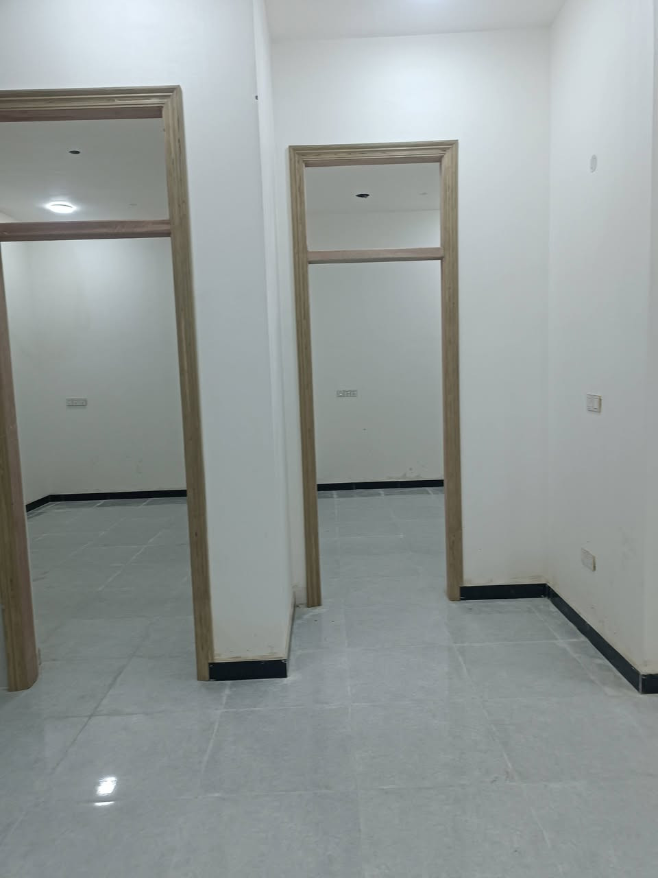 دار للايجار مكون من طابقين كل طابق معزول عن لاخر لارضي بناء حديث ويحتوي على غرفتين ومطبخ صالة ديوانية وكراج لايجار 700 الف الطابق الاول غرفتين دوانية مطبخ  وصالة الدرج خارجي بيت زيرو غير مسكون لايجار 650  البيت في لاكوات الثانية لاتصال ***********
