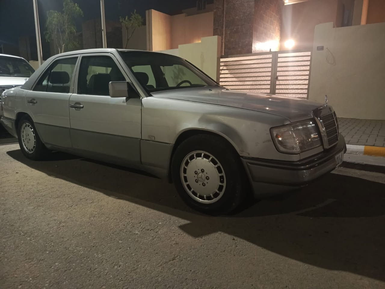 السلام عليكم للبيع مارسيدس دب 300E وارد يابان محرك كير 300 موديل 1990 تبريد ثلج
غرفه جلد كهرباء تحكم دبل مروحه 
سلايد روف طكتين 
مري كهرباء
مصبوغه حزام جماليه 
اريل كهرباء 
سنتر لوك 
تجاوي قلاب
تخم تاير 
كير قفل 4 جام كهرباء صاج مشطب 
رقم بغداد11 جديد هزه جديده سنويه بأسمي تحويل ثاني يوم مكاني بغداد 
للأستفسار ***********
