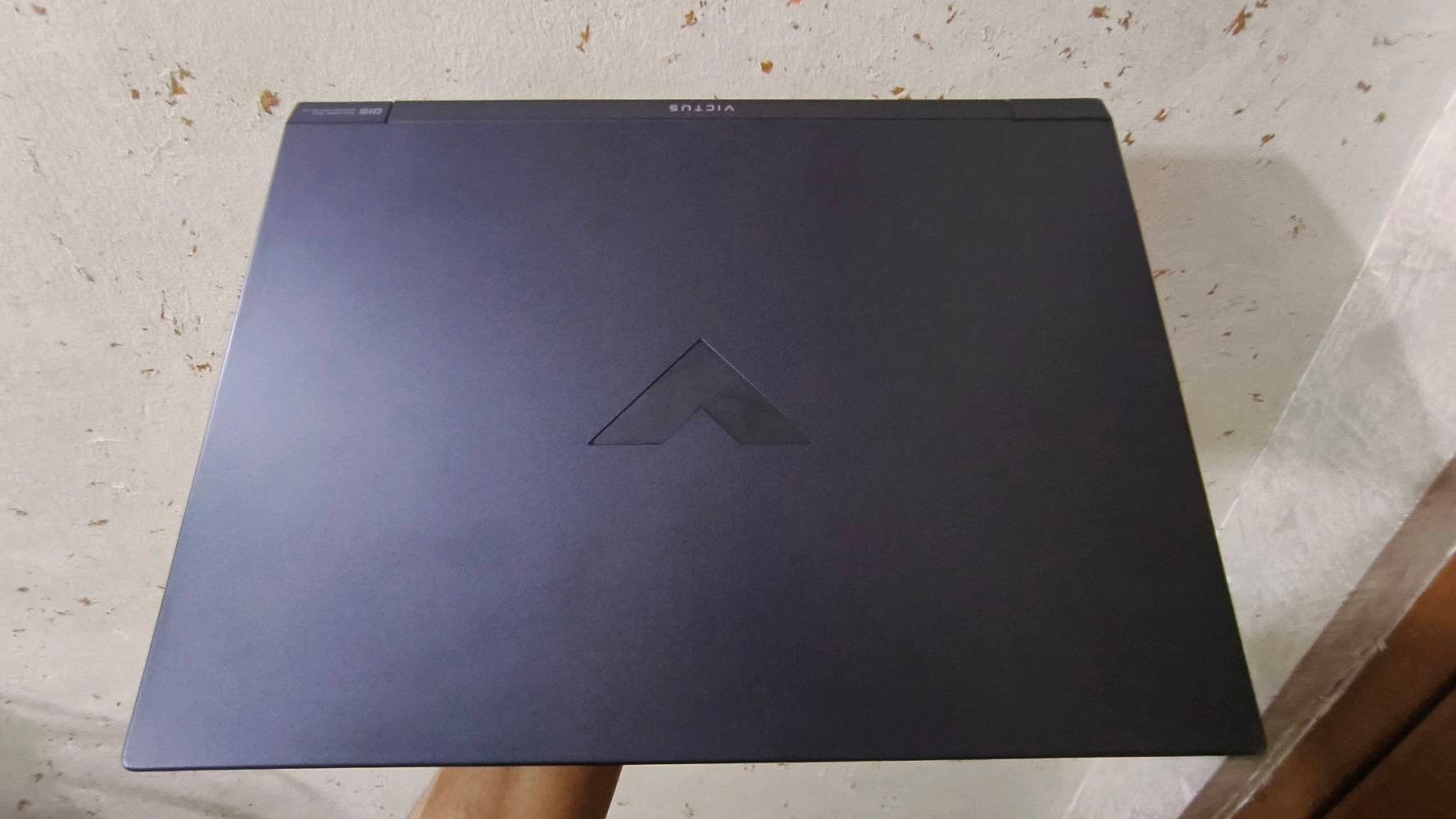 لابتوب Hp victus 15 النظافة ظاهرة بالصور  
المواصفات:
Hp victus 15-fa1xxx
نظام:  مفعل win11 home 
 كرت خارجي: Rtx4050 (75watt)
كرت داخلي: intel(R) UHD GRAPHICS 
معالج : i5-13400H 
شاشة : 1920×1080 144 هرتز 
هارد : M.2 512gb 
رام :16gb 3200MT/S
غراضها كاملة مع الكارتونة 
ما عندي توصيل
برغي  واحد ما مفتوح
مشتريها قبل 10 اشهر