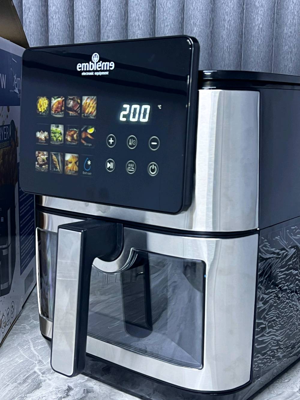 قلاية امبليوم دبل هيترات — الجيل الجديد بشاشة iPad للتحكم الذكي! 🔥

✨ أحدث إصدار من أمبليوم بسعة 8.5 لتر
⚡ قوة تحميص 2100 واط — داخلية فولاذ ستيل قوي وأنيق
📱 شاشة تحكم iPad سهلة الاستخدام — لأول مرة في السوق!
🛠️ ملحقات مميزة: أشياش تكه + سوباية لتحضير ألذ الأطباق
🛡️ ضمان حقيقي لمدة سنة كاملة

🍟 ليش هذه القلاية غير؟

✔️ شاشة تحكم ذكية — تحكم دقيق في الحرارة والوقت
✔️ سعة كبيرة تناسب العائلة والمناسبات
✔️ تصميم ألماني أنيق وقوة عالية لتحمير مثالي
✔️ ملحقات متعددة لتنوع الطبخ — من التكّه للسوباية
✔️ ضمان موثوق يريح بالك