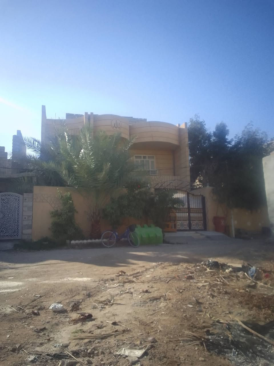 يا الله بيت للبيع في ديالى بهرز خلف الجامع الكبير جامع مله روزي مساحه 255م طابقين  حديث فرع مسدود حالياً للاستفسار الاتصال على الرقم ***********
