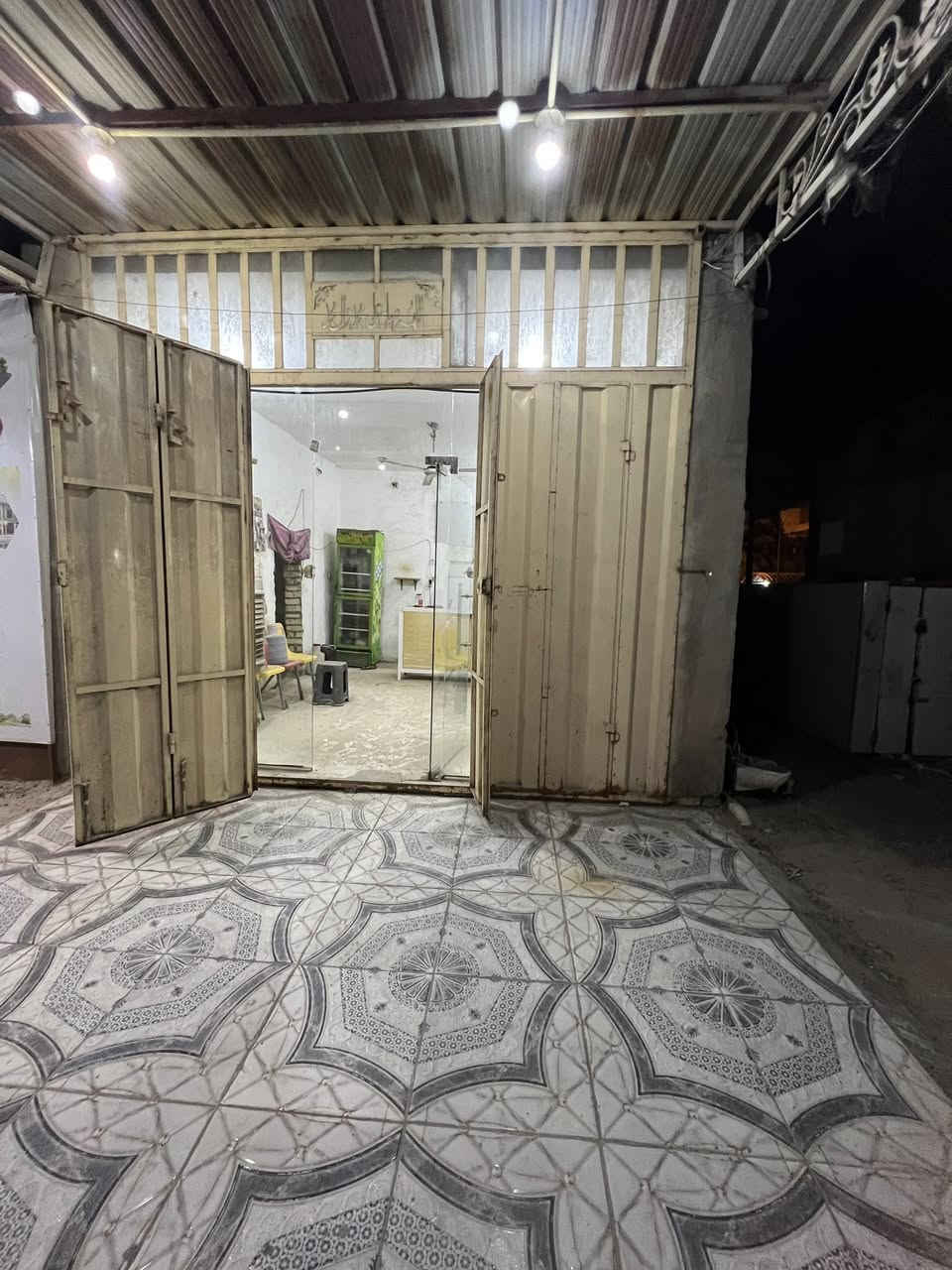 سلام عليكم محل كافتريا للبيع  مع محتوياته كامل تجي تشتغل مكانه ام العصافير نزلت الصناعه سبب البيع عدم التفرغ أي ستفسار خاص او اتصال (***********)
