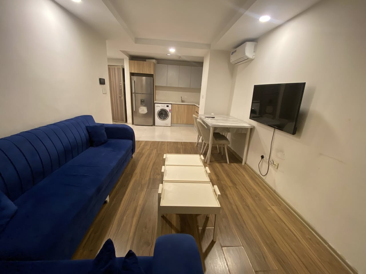 شقه للايجار في اربيل
فى مجمع سكني لايف تاورز 
داخل مربع ذهبي 
شقه متوفر غرفه صاله مؤسس بل كامل
مساحه 60m
‏طابق ثلاثة 
‏للاستفسار أكثر على ال WhatsApp
***********
***********
