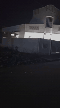 قطعه للبيع المساحه 100م. النزال 21 العرض 5م.    السعر 25مليون وبي مجال
للاستفسار :***********
موقع الافراز قريبه على المولده وعلى الشارع العريض
