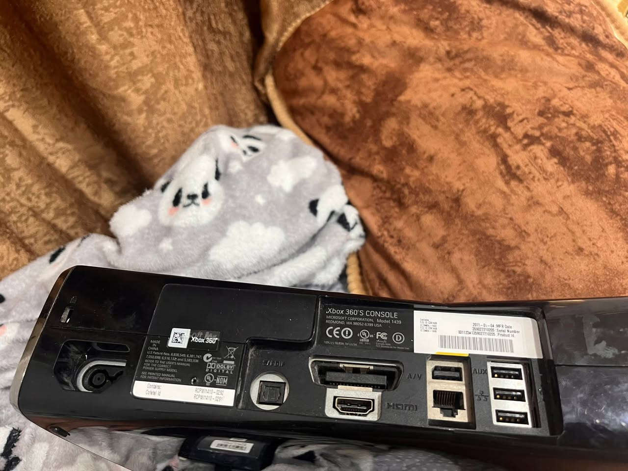 السلام عليكم xbox360 للبيع 
نضافتة زينة بس الكفرات بيهن شخوط وهاي صوره موجودات ويا يدات ثنين وكيبل HDMI اصلي ومحولة الاصلية  العابة ٩٦ لعبة هارد ٢٥٠ g الجهاز خالي من اي اعطال السعر ١٠٠ الف 
مكان كركوك رقم التلفون ***********
