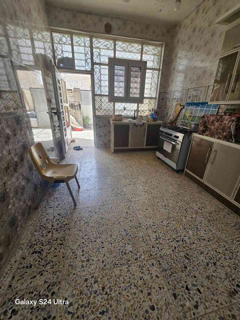 بيت لبيع بشارع المطار الجديد بشارع الشفلات المساحه ١٥٠متر كونكريت مسلح البناء طابوك يحتوي على غرفه وصاله ومطبخ وستقبال ومكشوفه وصحيات وطارمه السعر ٥٤ وبي مجال للستفسار *********** مكتب بركات ام البنين قرب مثلجات سنبله

