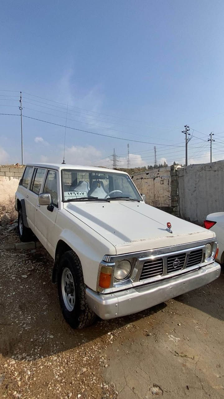 نیسان پاتڕۆڵ بۆفرۆشتن 1990  ئاڕم پلاستیکی سلێمانی  ئاڕمەکەشی تازەکراوەتەوە بەشەرت.  چوار تایەو ویلی لۆک لۆکی لەسەرە گێڕو مەکینەی بەشەرت شانسی بەشەرت  ئەکسلەکی کەمێک وینگەی تیایە زۆرکەمە   وەرگەڕاو نییە شاندادراوی نییە !شان و سەقفی شوشەیە  داژبڵی زۆر جوانە. هەموو گیانی بیلادیە زۆر توندو تۆڵە 
68گەڵاو معامەلە  لەسلێمانیم *********** *********** السليمانية, العراق
