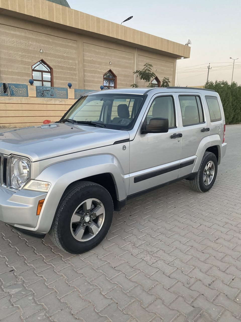 سلام عليكم ورحمه الله السياره للبيع 
ملاحضه اني مكلف بل النشر لاتصال ع لرقم رجاء

جيب لبرتي مديل ٢٠٠٨ السياره جديده بمعنه الكلمه السياره مكفوله صبغ وضربه بيها باب خلفي مبدل اصلي نفس لون السياره بدون صبغ فقط دعاميات صبغ 
كير مكينه صدر امامي خلفي تخم تاير مكفولات جدد لوك 
تبريد شغال السياره جاهزه بدون نقص رقم لسياره ديالى مشروع وطني تحويل ثاني يوم 
مكان السياره النجف لسعر ٩٥ وبيها مجال 
***********
