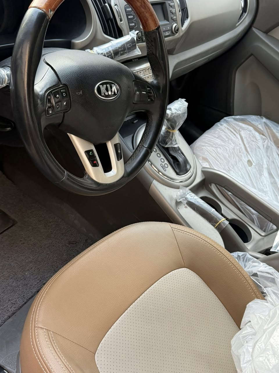 سلام عليكم كيا سبورتج 2016  خليجي رقم الجديد بيه صبخ باب غيره ماكو بعد سياره مكفوله من رصعه بارد غير باب ماكو اي شي تسوي سونار يلا تاخذهه  سياره بصمه داخل جلد حساس امامي خلفي تحكمات ستيرن موصفاته بعد معروفه سعره 165 وبيه مجال بسيط مكاني بلديات ***********
