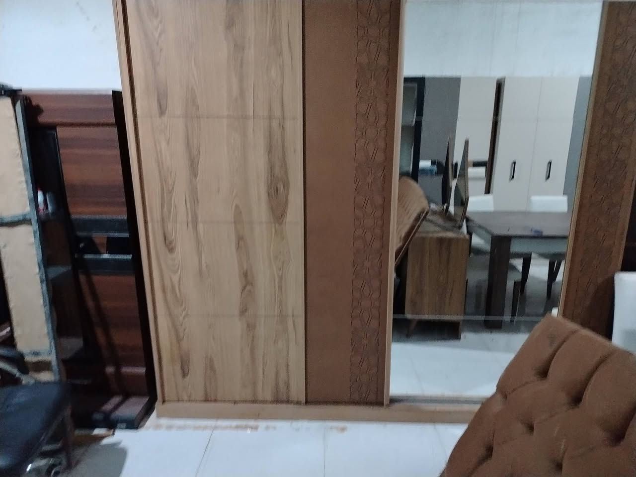 غرفه نوم تركي ٥ قطع سلايت كلش نضيف
عنوان داره كوناره داخل فرع مي كلات مزاد ابو علي ***********
