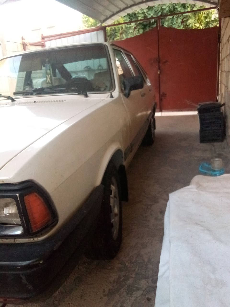 برازيلي موديل 88
سيارة بيها جاملغ الورة النفر بس
 تدفئة تبريد شغال  محرك كير شرط 
*********** 
وشرط التحويل
