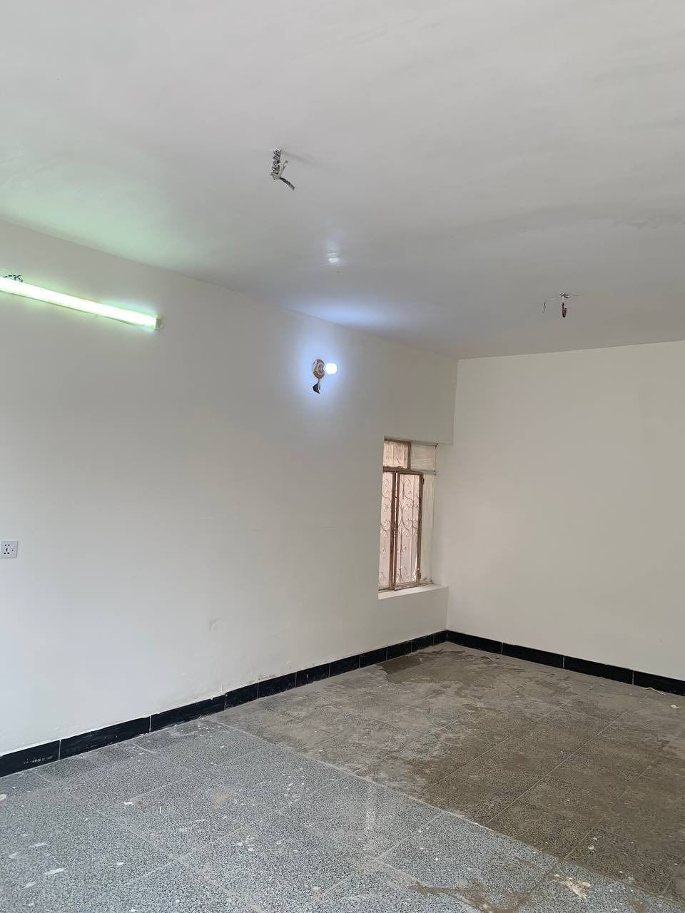 السلام عليكم عمل صبغ داخل وخارج +صبغ حديد +عمل جام درجة اولى ‭0777 423 7362‬
