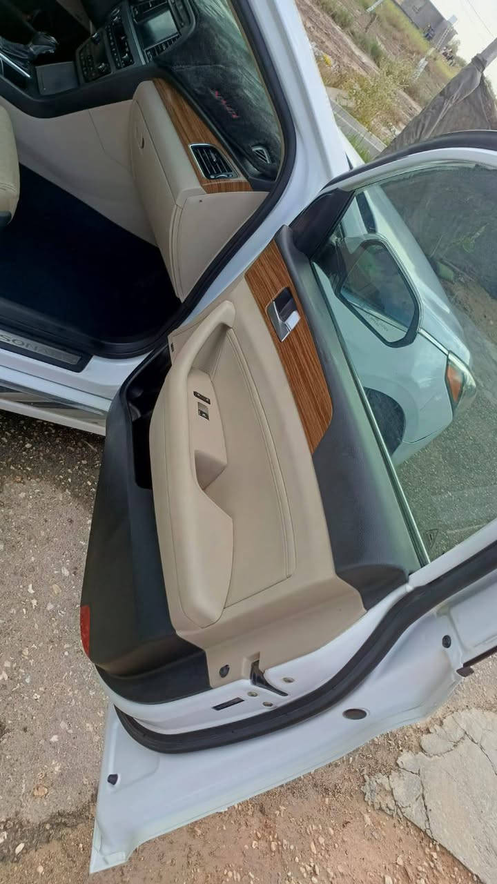 السلام عليكم من رخصة الادمن للبيع هونداي سوناته مديل 2015 وارد أمريكي رقم بغداد دولي مكينة كير جديد مامفتوح ماشيه 73 حقيقي المواصفات بصمة كشن ذاكره بنرامه تبريد قطعتين شاشه كبيره رادار جانبي ترحيب أبواب السياره ليبل واحد قطعه وحده صبغ سونار مرفق مواصفات لمتد السعر 138 وبيها مجال بصيط العنوان بابل حصوة للاستفسار ***********
