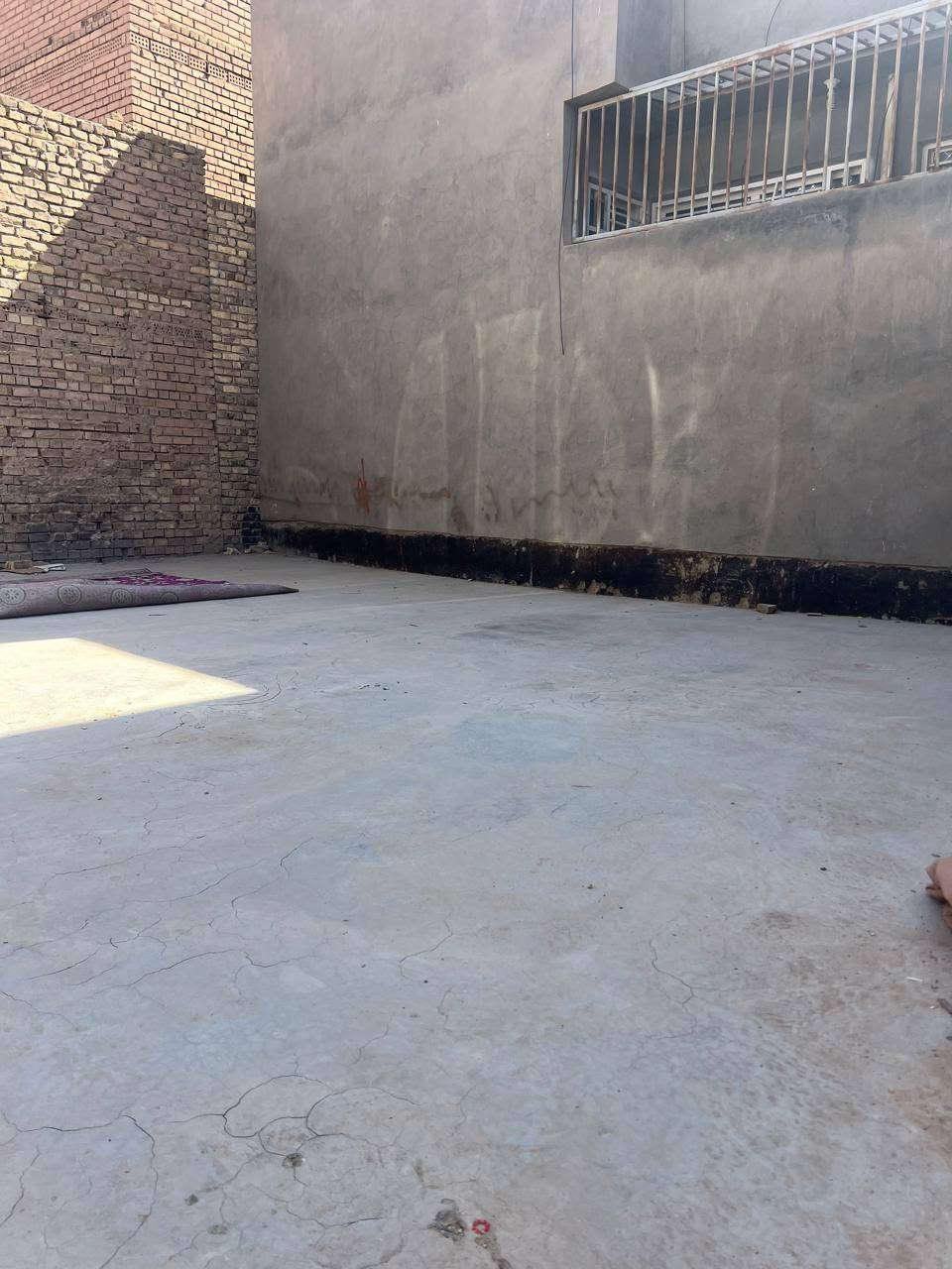 السلام عليكم 
بيت للبيع بشارع الحمام بناء2022 طابو صرف بناء درجه أولى صب كونكريت مسلح الطابق الأرضي مغلف بالمرمر التركي الدرجه الاولى والمطبخ والصحيات مغلفات باالسيراميك الأسباني 
مساحة البيت بالسند275 ولكن واقع الحال 315 ويحتوي على عرصه متصله بالبيت من الخلف  تطل على الشارع الواقع خلف البيت مصبوبه صب كونكريت مسلح يتكون البيت من طابقين وبيتونه كبيره وسطحين وطارمه كبيره أمام البيت 
يتكون الطابق الأرضي من مدخل أستقبال يحتوي على مجموعه صحيه وأستقبال ومطبخ وغرفتين ومجموعة صحيات و2مناور
الأستقبال4×9
المطبخ3.5×5
الغرفه الاولى 4×5
الغرفة الثانيه 3×4
مدخل للصحيات +مجموعه صحيه
يتكون الطابق الثاني من غرفتين وصاله و2مجاميع صحيه وسطح
الغرفه الاولى 4×9
الغرفه الثانيه 3.5×5 سويت تحتوي على مجموعه صحيه كامله بداخلها 
يطل البيت على شارع عريض وواسع ومبلط وبه كافة الخدمات يقع البيت بالقرب من بيت الحاج هادي حميدي 
للتواصل والأستفسار عن السعر الأتصال على رقم صاحب البيت***********
