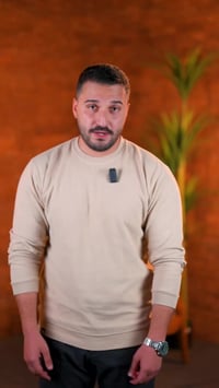 واجهة مودرن بتداخل كتل مدروس  حتى نخلق ظل وعمق حقيقي،  مع ألوان هادئة ...