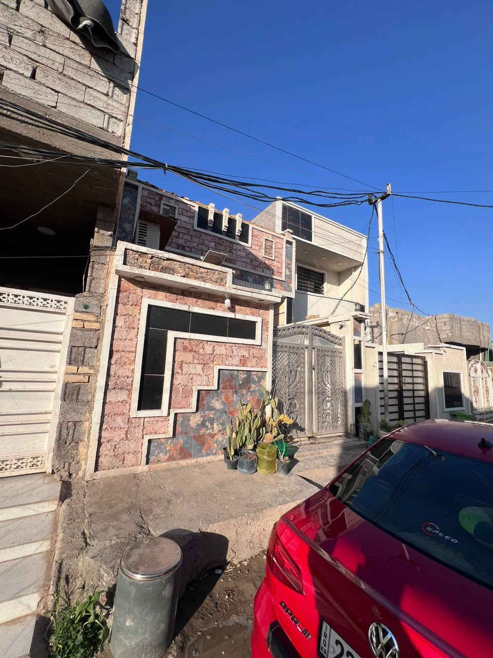 👋🏻السلام عليكم                
🏠دار للبيع المساحه 100م
زراعي سكني
البيت يحتوي على ✅
2 غرف نوم 🛌 
استقبال 
مطبخً 
حولي 
صحيات داخليه وخارجيه 
الموقع بغداد منطقة الانتصار شارع ابو عمار الشريفي 
مقابل مستشفى حماد شهاب 
للاستفسار والتواصل 
***********
