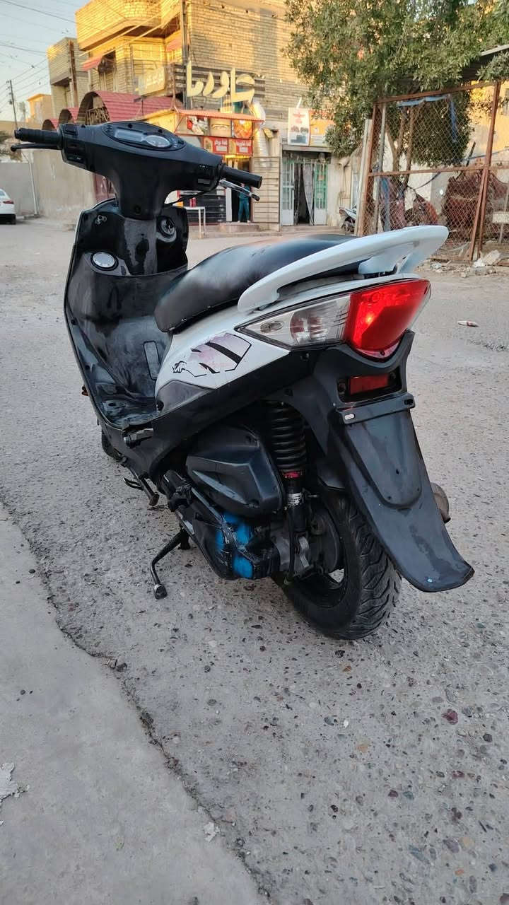 دراجة كامكو ياباني. مكفولة من محرك وكهربائيات وكلشي كيجات الكتروني شغال..كفرات مختمه اصلية شلعه ومعدل..مكانها بغداد الشعب شارع الصحة..سعرها275 بيه مجال ***********
