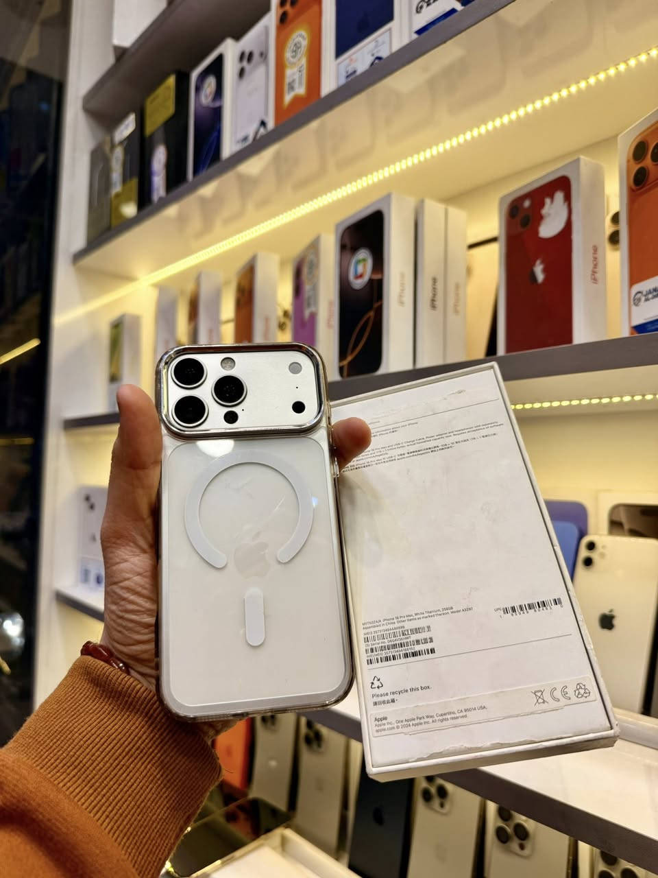 ايفون 16 برو ماكس لون مميز ابيض 256 بطارية 🔋 98‎%‎ 
خطين جهاز نظيف مكفول بلادي فقط الظهر مالته مفطر 
جهاز مكفول بلادي للبيع او مراوس مكاني النجف 
***********
مليون و175 سعرهةة جهاز مراوس عندك دزة
