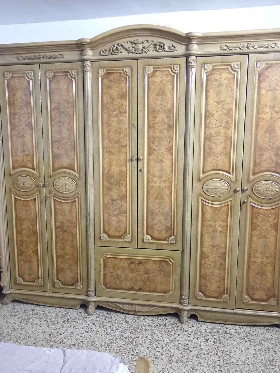 سلام عليكم عندي هاي الأغراض للبيع الزوليه قياس ٤* ٣.٥ سعرها ٧٥ والميز تواليت استعمال قليل السعر ٧٥ وغرفة النوم ٢٥٠ والسنك ٣٠ جديد للاستفسار الاتصال على الرقم ***********
