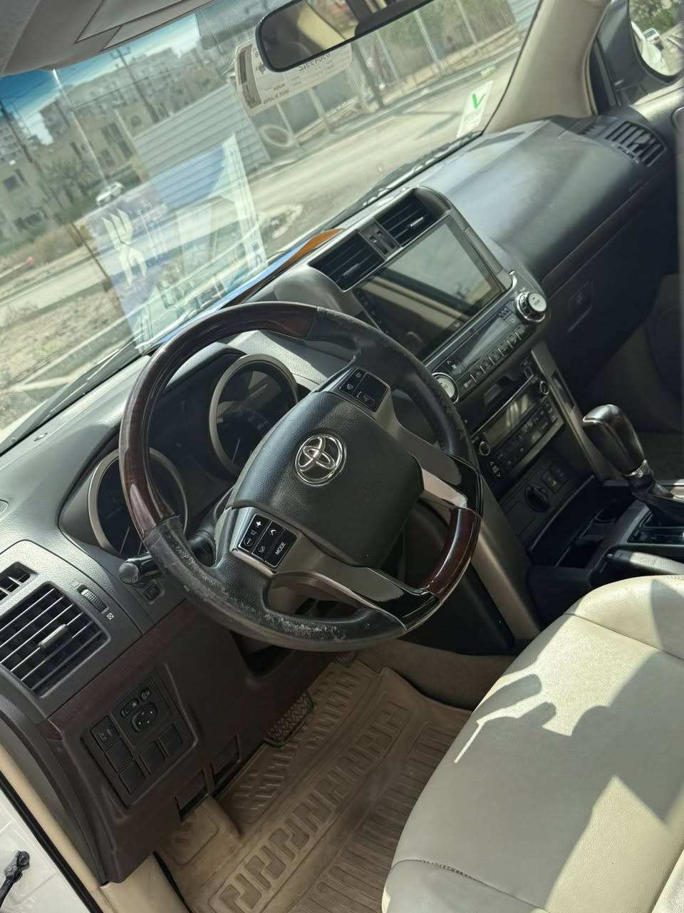 السلام عليكم
برادو 2012 
كويتي دبل تانكي مواصفاته معروفة 
ماشية 220000 الف 
السونر مرفوق مع الصور 
السيارة خير من الله اي نقص مابيه ترايه يخبل 
مكان السيارة بغداد مجمع حي السلام السكني 
***********
*********** 
السعر 27000$ وبيه مجال
