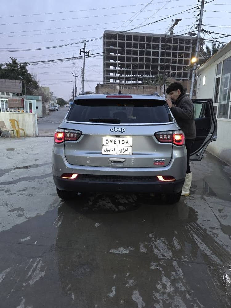 جيب كومباس ٢٠١٨ فئة لاتيتيود بيع او مراوس ضربتها حاجب الدعامية بدون فتح وصبغ باب عكس السائق بالعراق رقم اربيل عليها غرامة ٣٠٠ الف ينزل من السعر،، *********** كركوك, العراق
